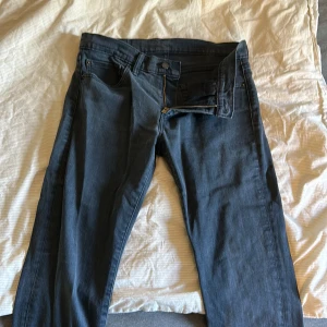 Levi's 511 mörkblå jeans W31 L32 - Säljer ett par Levi's 511 jeans i mörkblå tvätt. Jeansen har en slim passform. Perfekta för dig som är mellan 170-175! Snygg färg som passar till nästan allt å sitter snyggt! Vid snabb affär kan priset diskuteras. Det står L 32 men de hr blivut tvättade såpass många ggr så skulle säga L30 