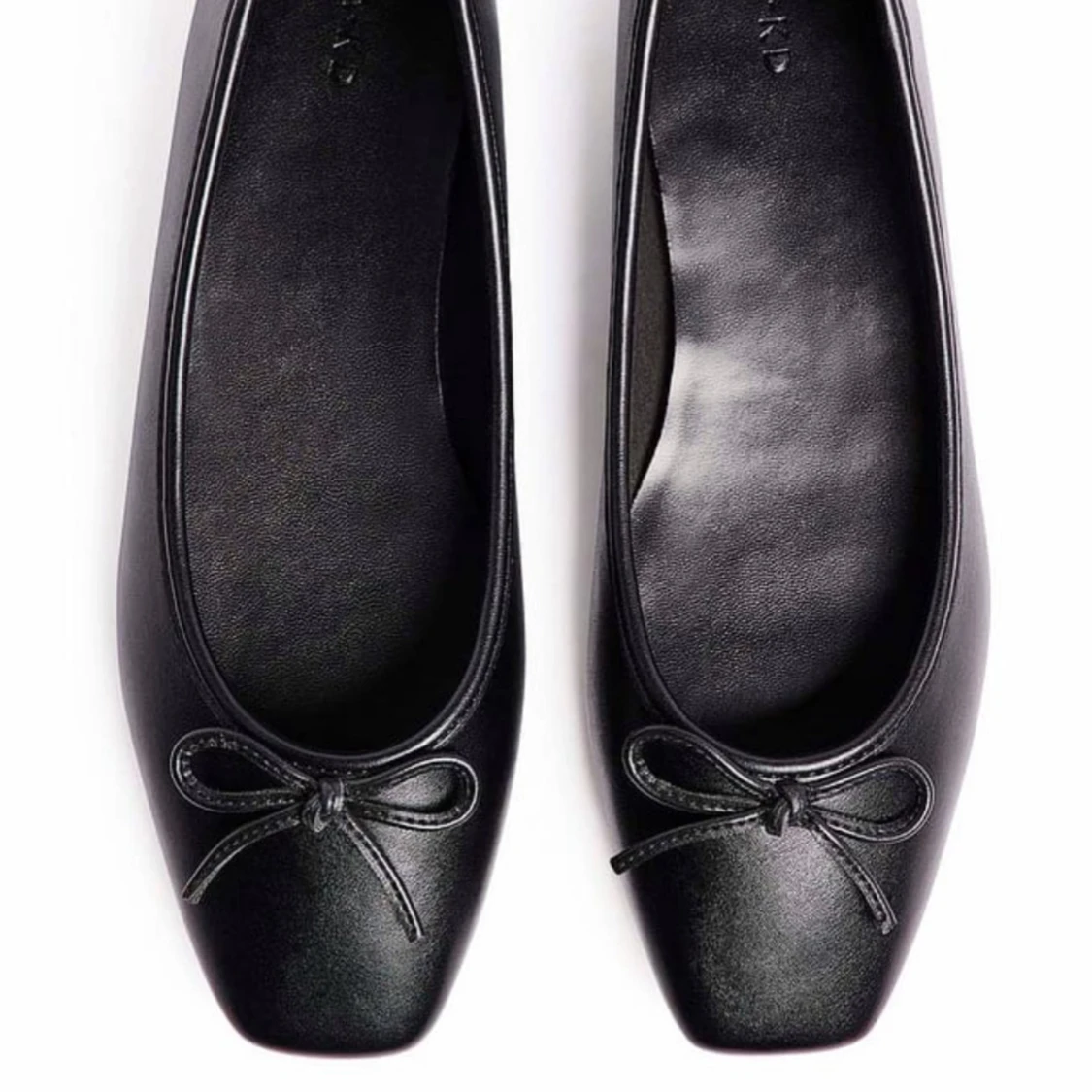 Svarta ballerinaskor med rosett från NA-KD