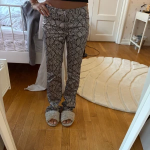 Grå bootcut byxor med ormmönster - Säljer dessa unika ormmönstrade byxor, strl: S, inga defekter 