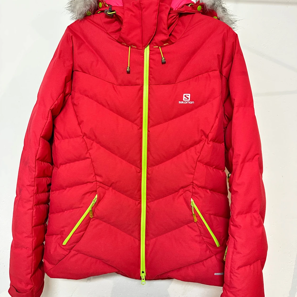 Röd dunjacka från Salomon, storlek L