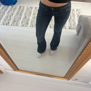 Lågmidjade jeans - Lågmidjade jeans från disel, lite slitna längst ner då dom varit lite långa på mig (jag är 168cm lång) går att justera i midjan, passar xs/s