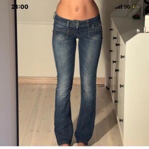Blå bootcut jeans från ONLY - Säljer ett par snygga blå jeans från ONLY med bootcut passform och låg midja. Unika och perfekt nu för lite kallare tider! Skriv om ni undrar något 💞obs bilderna är lånade 
