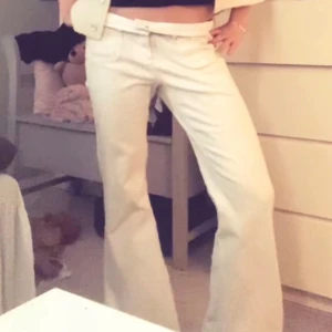 Vita bootcut jeans med låg midja - Snygga vita jeans med bootcut passform och låg midja..