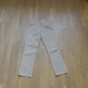 Beige chinos från Polo Ralph Lauren - Säljer min pappas vintage chinos som är nästan oanvända. Dessa byxor har slutats sälja i butik för länge sen. Skriv om du vill ha fler bilder eller har frågor! Storlek 34/32