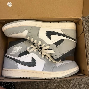 JORDAN 1 - Säljer mina Jordan 1 mid light smoke grey  för de inte kommer till användning, använda 1 gång är som nya. Storlek 39-40 (kvitto finns) pris kan diskuteras 
