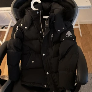 Svart vinter jacka från moose knuckles Storlek M i barn upp till 11-12 år kan även funka för 13 år  - Jackan är i bra skick använt den i en vinter säsong väldigt varm för vintern och väldigt bekväm med en svart päls på luvan 