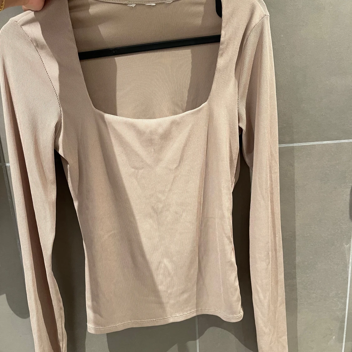 Beige ribbad långärmad topp