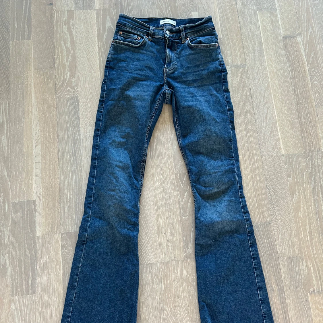 Blå bootcut jeans från Gina Tricot