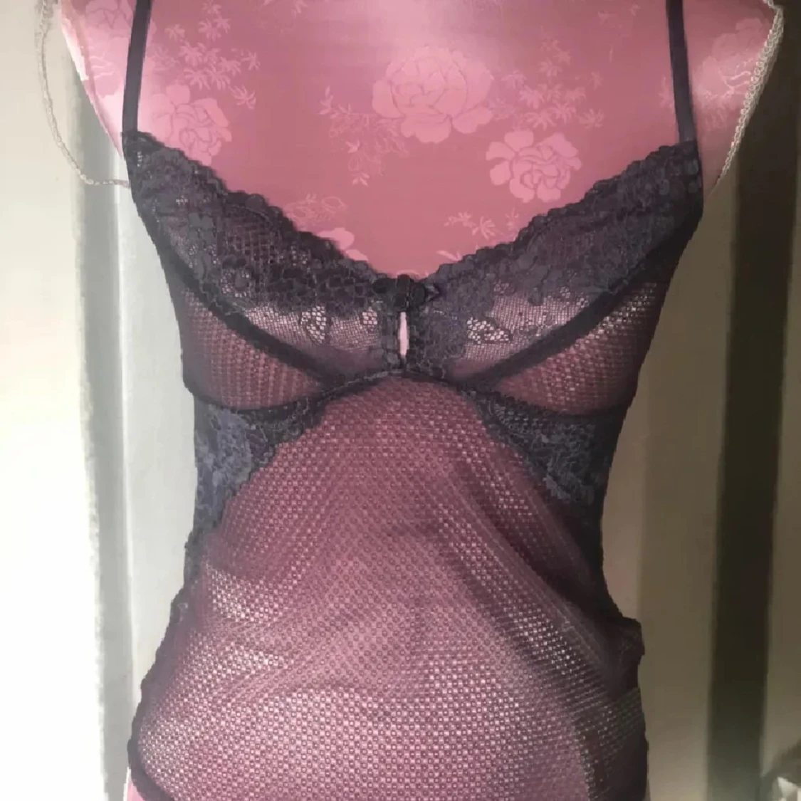 Svart spetsig linnetopp med mesh