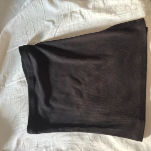 Svart tubtopp med slit - Säljer en svart tubtopp med slit. Den kommer aldrig till användning🥰
