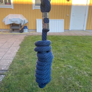 Blått grimskaft - Jag säljer ett blått grimmskaft med silvrig metall. Använt ett antal gånger