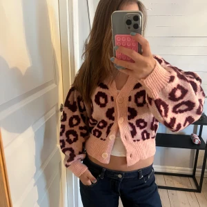Rosa leopardmönstrad kofta med knappar - Säljer min ljusrosa kofta med vinrött leopardmönster. Koftan har används ett fåtal gånger och har inga defekter! Skriv privat för fler bilder eller frågor💞