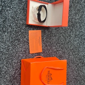 Svart click H armband  - Svart H click armband med storlek 17cm runt handleden och helt oanvänd!