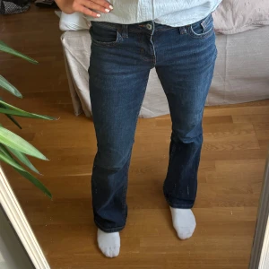 Bootcut jeans mörkblå - Super snygga mörkblå bootcut jeans som tyvärr inte kommer till användning, första bilden är mer rättvis i färgen🤗snygga sömmar och detaljer på fickorna 