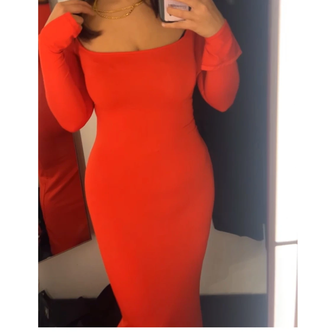 Röd långärmad figurnära klänning - 2