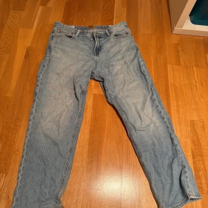 Ljusblå jeans från Jack & Jones - Säljer ett par klassiska ljusblå jeans från Jack & Jones. De har fem fickor, normal passform och raka ben. Perfekta för en avslappnad stil.