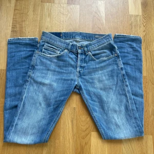 Dondup jeans - Säljer ett par Dondup jeans i modellen George – Skinny fit (sitter mer som slim fit). De är i storlek 28 och har en ljusblå tvätt, perfekt nu under hösten. De är i fint skick, men tecken på användning finns. Om du har några funderingar eller vill ha fler bilder så är det bara att skriva!🙌 Pris kan diskuteras.