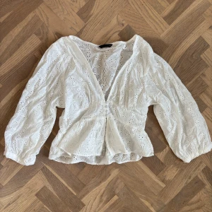 Blus - Superfin vit blus från Zara med broderier!! Köpte här på Plick men tyvärr är den för liten så därför säljer jag den💘☺️