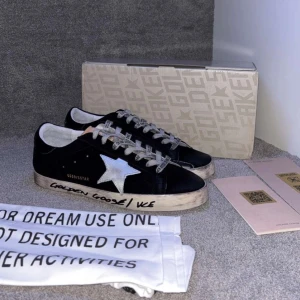 Golden goose skor - Hej, Säljer mina golden goose skor i färg svart och storlek 43, dom är i mycket bra skick och dom har inga deffekter eller annat konstigt, Vid intresse är det bara att höra av sig😁