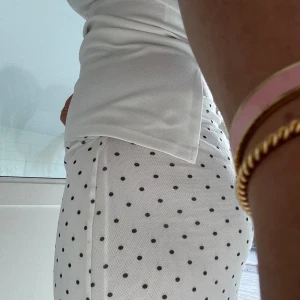 Långkjol nyskick  - Säljer min kjol från Gina som sitter nästan bra i alla storlekar till Xs och L då resorbandet är super bra. Nästan inte använd och nydligen köpt 