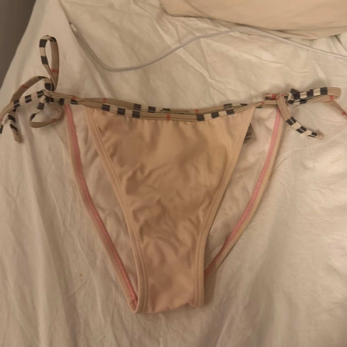 Ljus rosa bikiniunderdel från Burberry