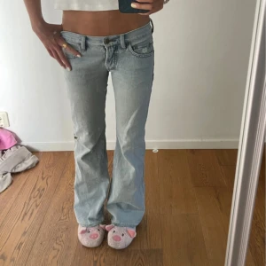 Lågmidjade jeans  - Köpte dessa sååå snygga på vinted men passa tyvärr inte mig. Midjemåttet är 35cm rakt över, 74cm lång innerbenslängd och grenhöjden är 17cm💕Ps, de har ett litet hål på sidan(bild 1) och lite nertrampade(bild 2)🩷 kontakta för frågor 