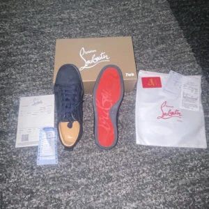 Mörkblå sneakers från Christan louboutin - Säljer ett par mörkblå sneakers från Christian Louboutin, mycket bra skick och säljer dem för att jag inte använder dem längre, skorna kommer med autenticitet kort, sko påse,kvitto,frakt kvitto och låda pris går också att diskutera 