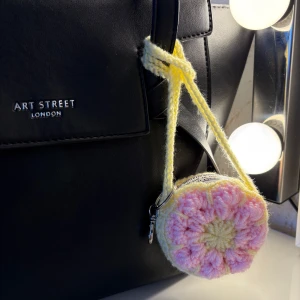 Virkad snusväska  - Snusväskor   🩷 Perfekt, om man vill bära sin snusdosa på ett finare sätt!  Tips: Fäst den på väskan, på byxorna eller i nyckelringen.  🩷 Passar mindre snusdosor, och normal stora dosor. 🩷 Väskan har en nyckelring, med en nyckelringskrok/klämma.   🩷 Virkad av mig 🫶🏻  OBS - priset är EJ diskuterbart! Tack för du visar förståelse för det.