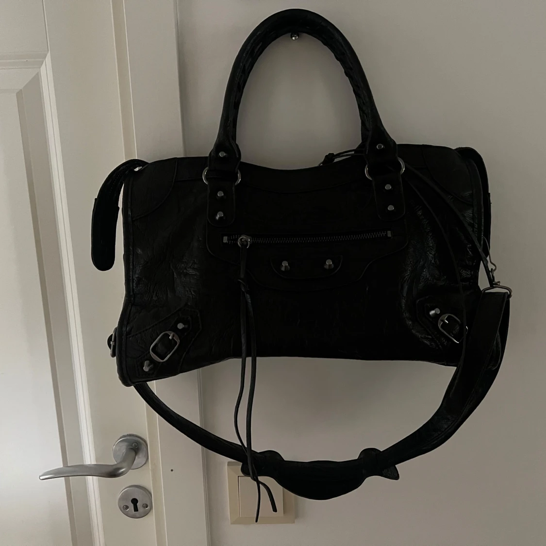 Väska med dragkedja och nitar - 92