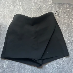 Kjolshorts - Snygga svarta kjolshorts som är shorts men ser ut som kjol framifrån. Stl xs säljer pga kommer inte till användning. Använt fåtal gånger 
