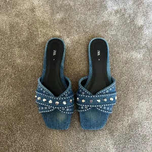 Jeanssandaler med nitar - Ett par coola sandaler från Zara i jeanstyg med nitar. Ingen klack & väldigt bekväma! Storlek 36🤍🤍
