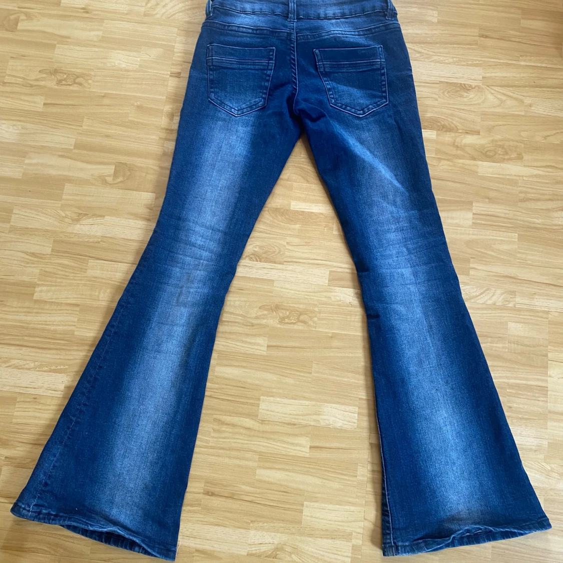 Blå bootcut jeans med utsvängda ben - 2