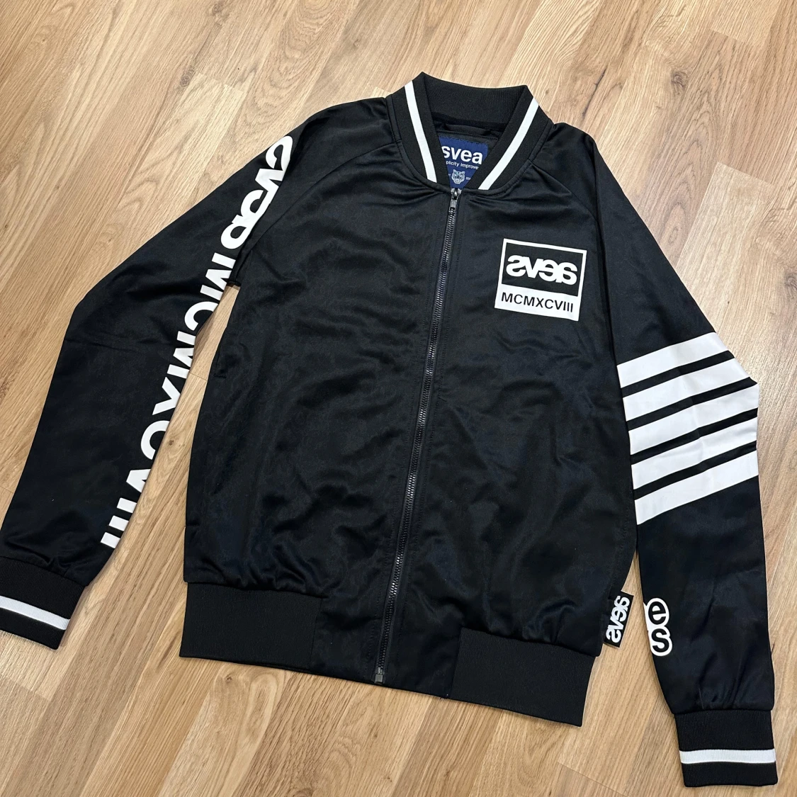 Svart bomberjacka från Svea XS
