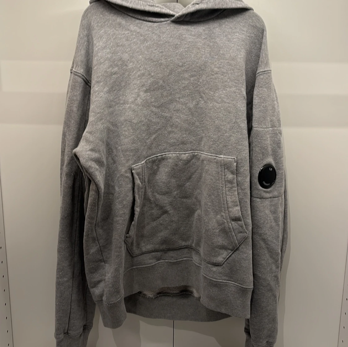 Grå hoodie från C.P. Company