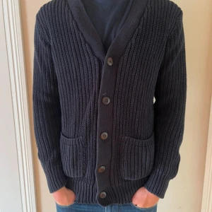 Svart cardigan - tjena! säljer min feta cardigan. den är från H&M, strl S! sjukt nice nu till kalla höstdagar. hör av er vid frågor