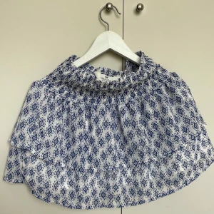 Vit och blå mönstrad kjol från H&M - Säljer en fin vit och blå kjol från H&M använd fåtal gånger. Fint skick. Storlek 13-14 y