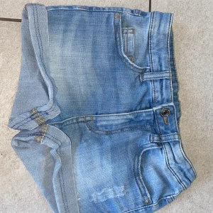 Blå jeansshorts från LAB Industries - Snygga blå jeansshorts från LAB Industries med klassisk femficksdesign och uppvikta benslut.