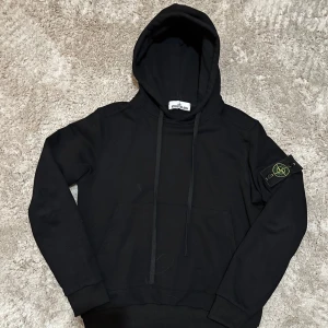 Svart hoodie från Stone Island - Jätte bra skick, använd men nästan inga defekter 9/10 skick skriv vid intresse!