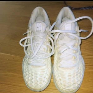 Nike Air Zoom Cage 3 HC - Storlek EU: 39 (men uppskattar till små i storlek) Mått: Ca 24,9 cm Använda men sparsamt  