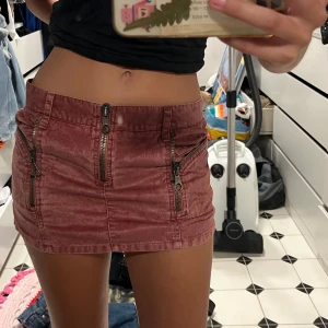 Alexander McQueen kjol - Såååå snygg och cool minikjol från Alexander McQueen! Har inte koll på nypriset men detta är ett kap 😍😍😍😋🩷