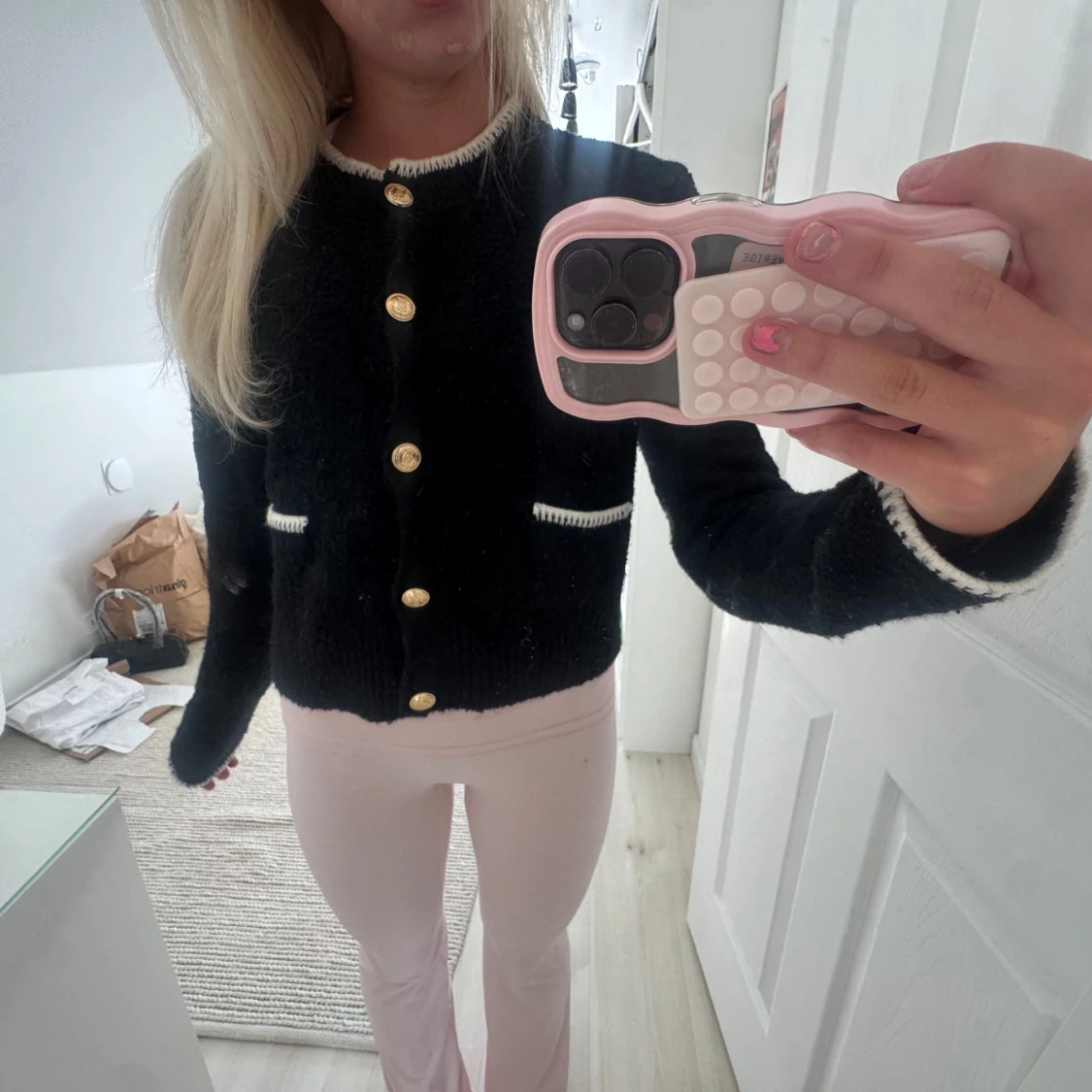 Svart kofta med guldknappar från hm