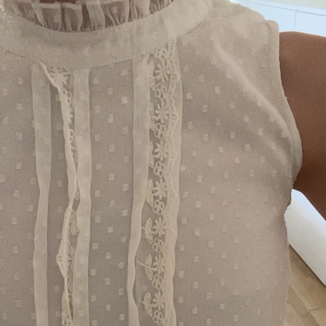 Vit blus med spets och volang - 2