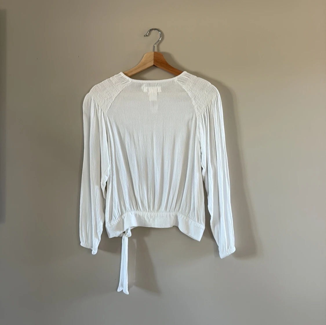 Vit blus med knyt från H&M L.O.G.G. - 1