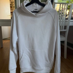 Vit hoodie bomull - Skön hoodie, storlek m sitter lite boxy. Bra kvalitet 