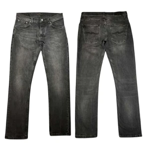 Nudie Grim Tim - Säljer nu dessa feta Grim Tims i storlek 31/30. De är i gott skick utöver en blekning på bild 3, lite svår att se på bild. Midja 40cm, Ytterben 102cm och Benöppning: 20,5cm. Om du undrar något så är det bara att höra av dig😄