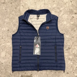 HELT NY Colmar Dunväst - HELT NY blå dunväst från Colmar || storlek XXL (56) || Mitt pris 1399kr || tveka inte på att höra av dig vid frågor 