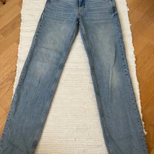 Blå jeans från Perfect Jeans, rak modell - Snygga ljusblå jeans från Perfect Jeans i rak modell. Jeansen har normal passform. Jeansen är low waist med straight modell. Bra skick med bara lite slitningar vid slutet av benen!🤗