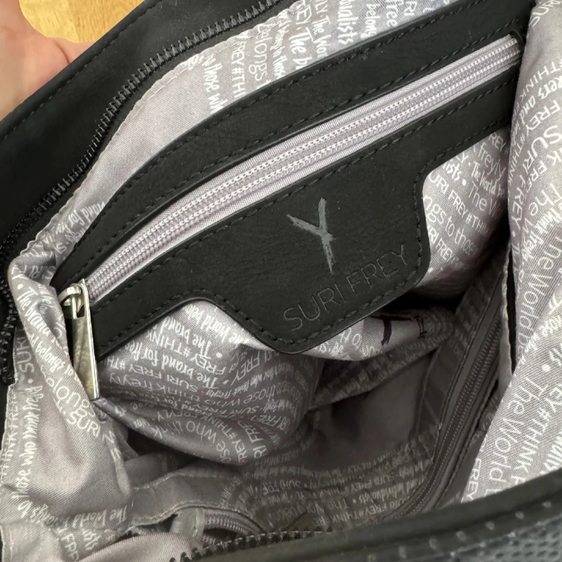 Svart axelväska från Suri Frey - 3