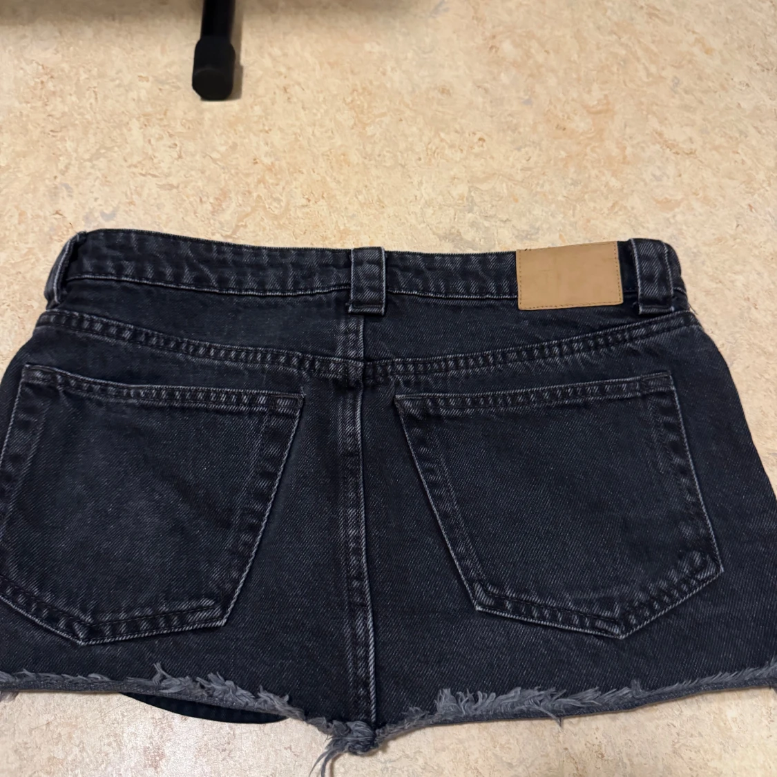 Svart jeanskjol med fransig kant - 1