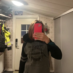 Metallica hoodie i grått och svart - Säljer en grå och svart hoodie från Metallica   Tycker den är jättecool men då den är för liten använder jag den inte. Osäker på storlek men tror det är en S som är väldigt liten i storlek🥰